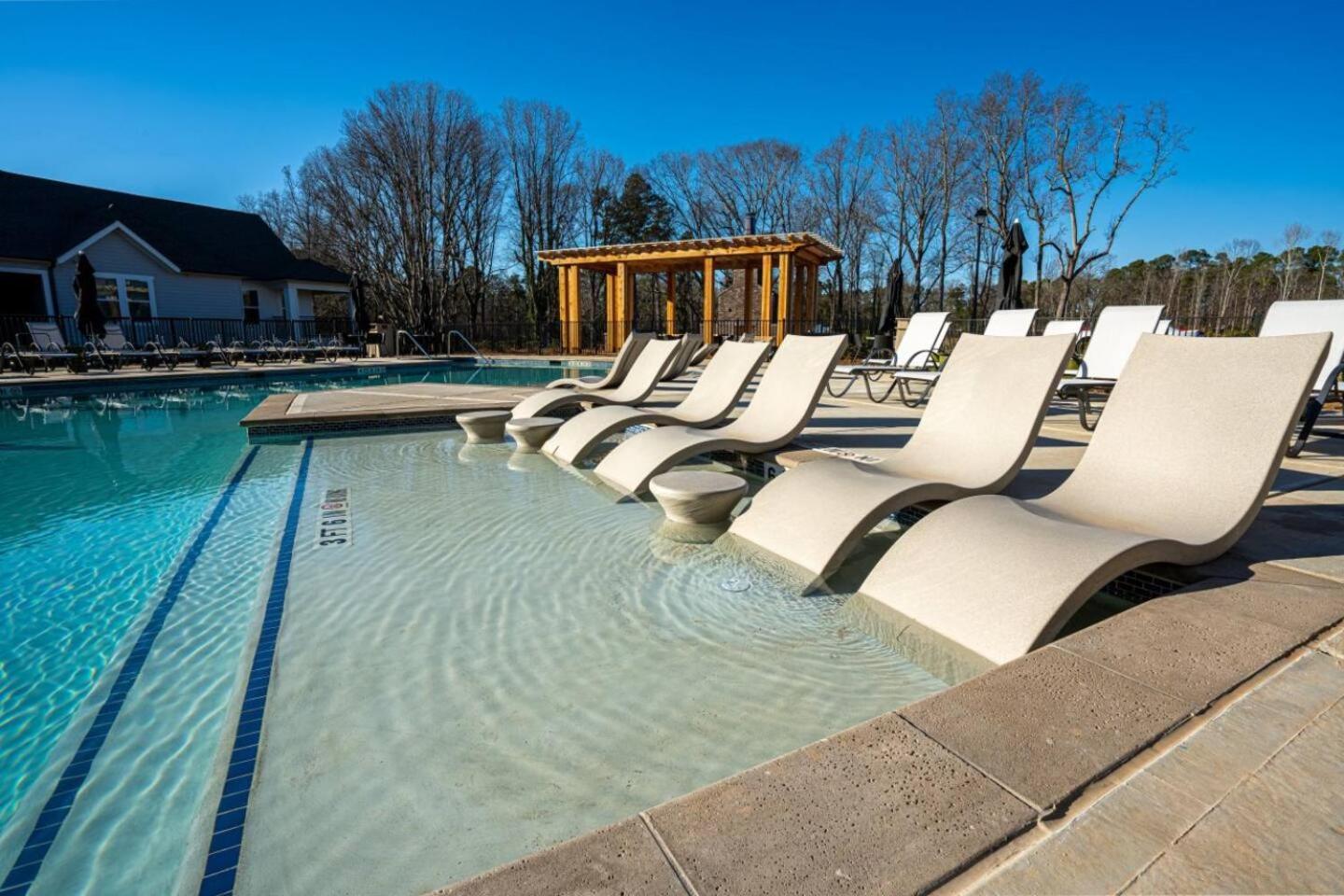 Serene, New Apt, Pool, Long